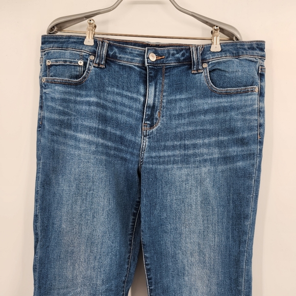 American Eagle Next Level Stretch Low Rise Flare Jean Womens Size 16 Medium Wash - Picture 2 of 8